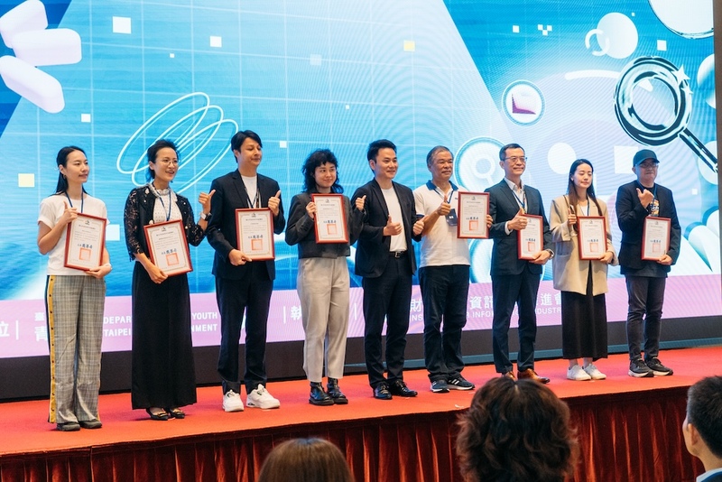 臺北市政府青年局副局長 董晉曄頒獎 / 台北市青年局「以戰代訓」人才媒合會，各產業龍頭與搶 300 位 AI 人才